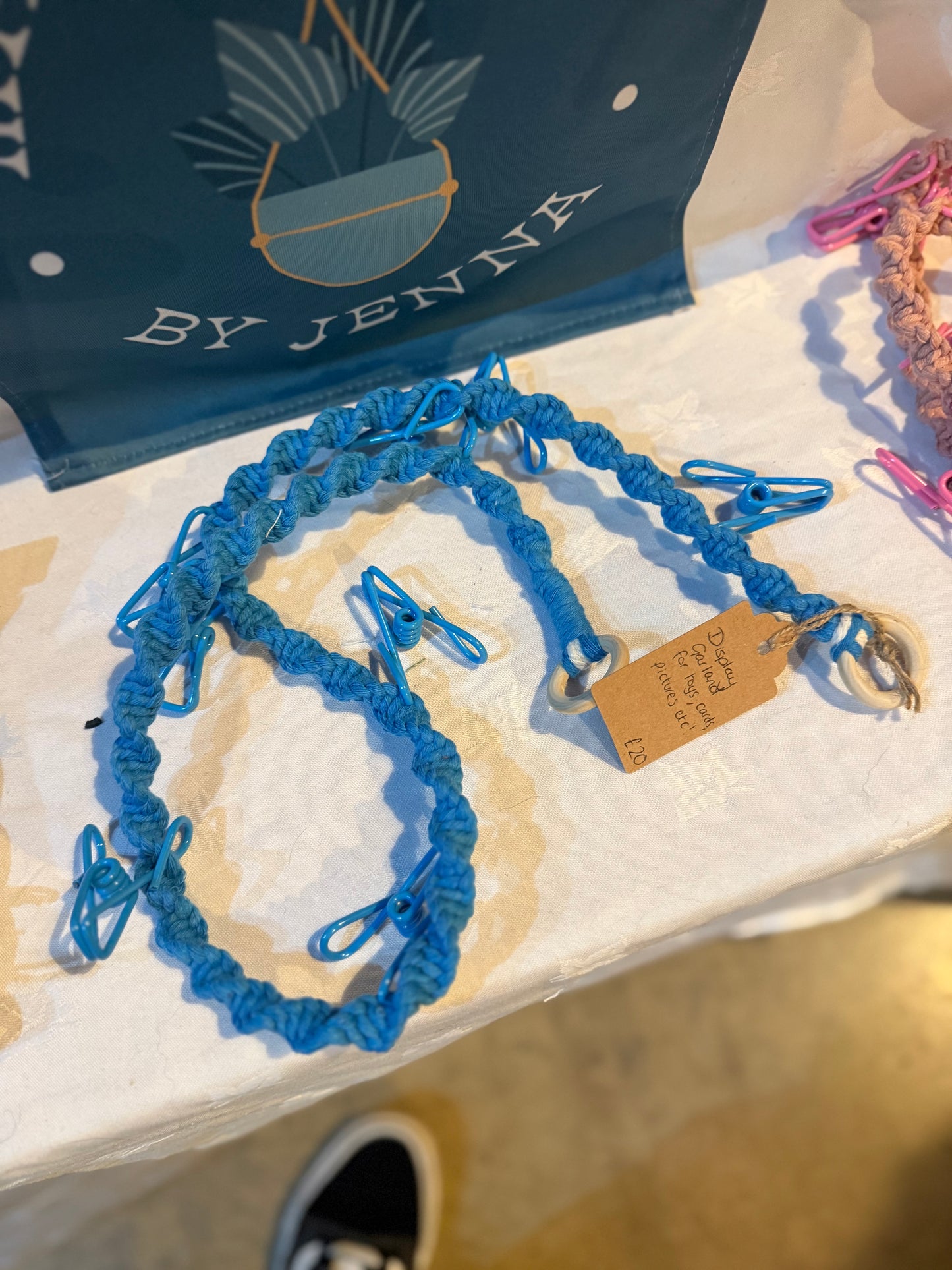 Display garland with clips