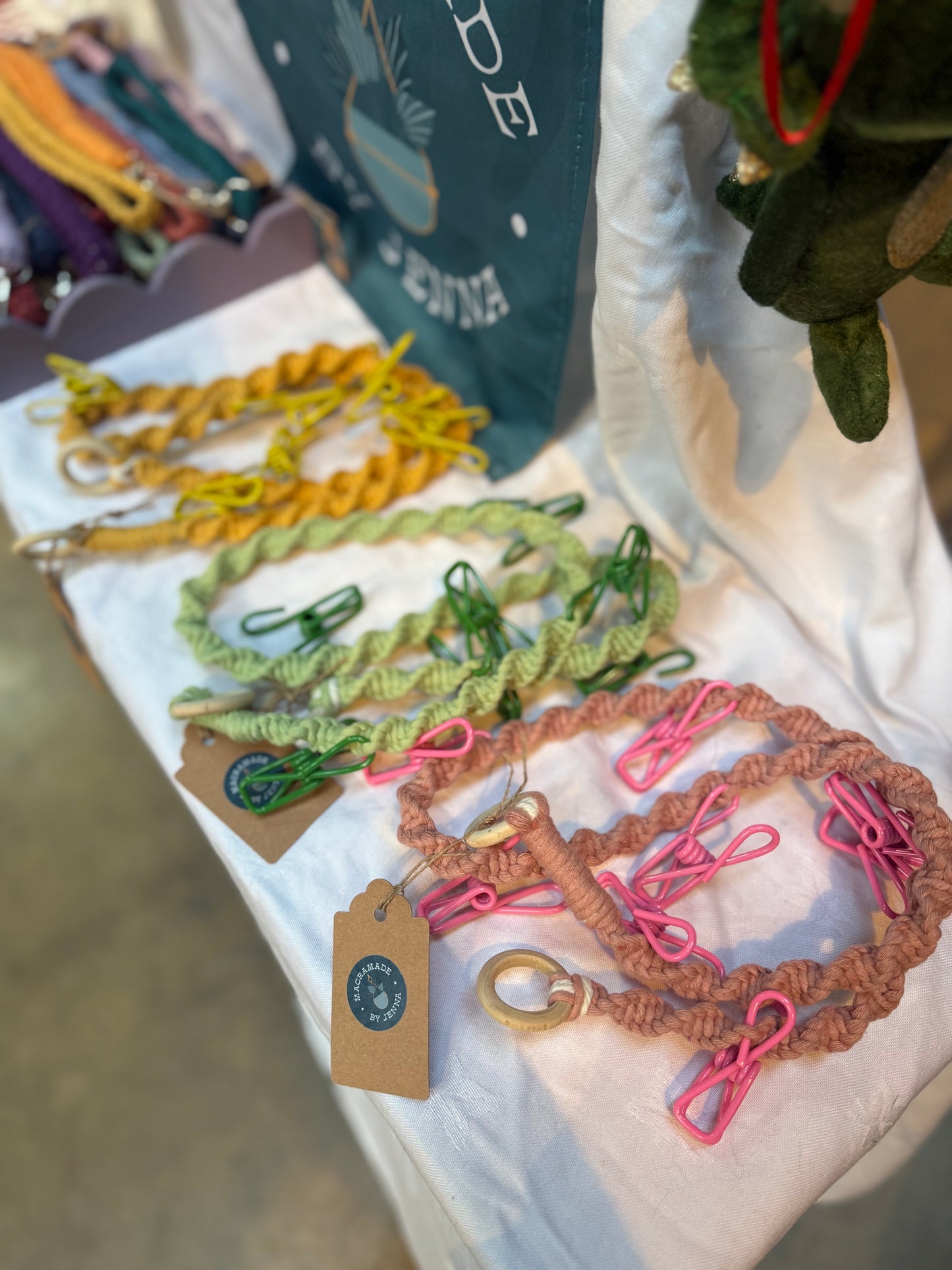 Display garland with clips